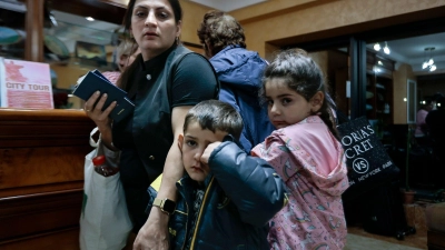 Armenier aus Berg-Karabach warten darauf, vorübergehend in einem Hotel untergebracht zu werden. (Foto: Vasily Krestyaninov/AP/dpa)