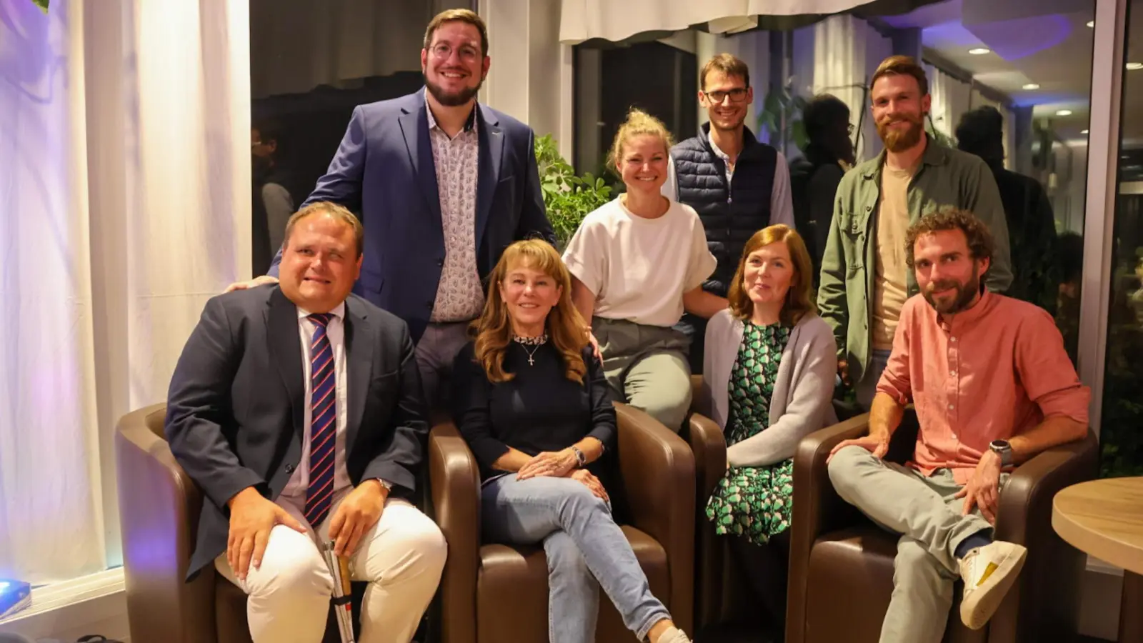 Bilden Vorstand und Stadtratsfraktion der neuen politischen Gruppierung Dinkelsbühl gemeinsam gestalten (DGG): Andreas Schirrle, Nora Engelhard, Annette Gerlach, Melanie Pfau und Florian Zech (sitzend, von links) sowie Maximilian Mattausch, Florian Schneider und Fabian Ruppe (stehend, von links). (Foto: Martina Haas)