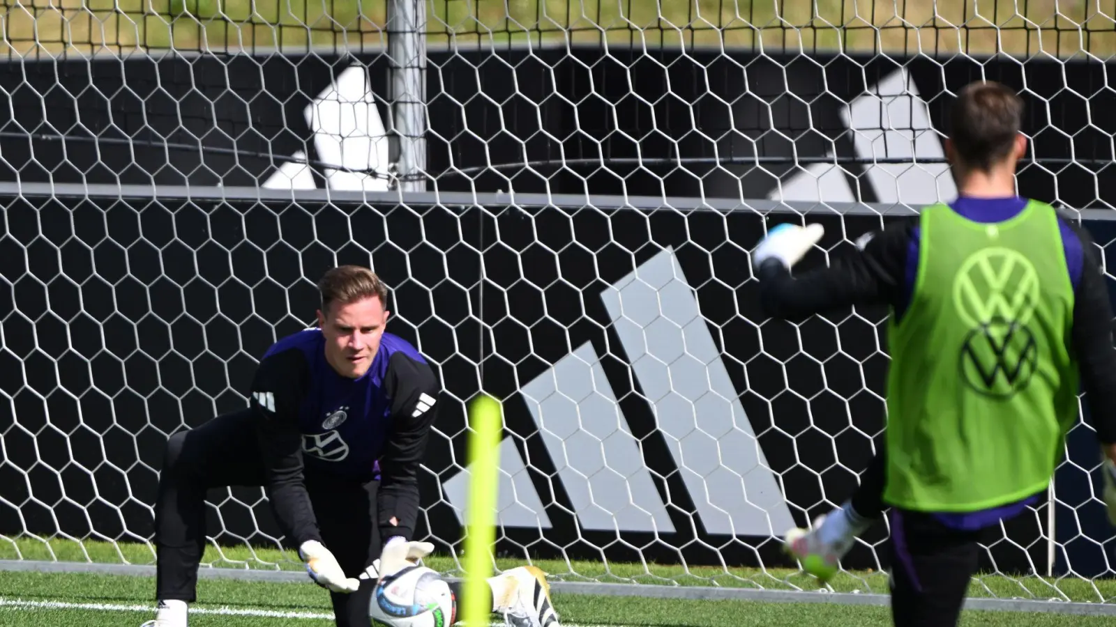 Zurück im DFB-Tor: Marc-André ter Stegen beim Training der Nationalmannschaft.  (Foto: Federico Gambarini/dpa)