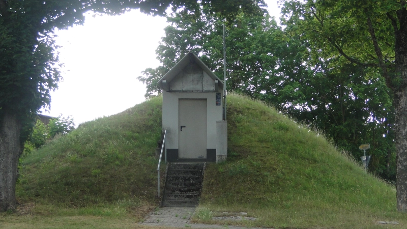 Dieser „Hügel” am Rande von Steinersdorf beherbergt die Technik für die Wasserversorgung der Ortsteile Steinersdorf und Neudorf. Sie ist seit Langem sanierungsbedürftig. (Archivbild: Winfried Vennemann)