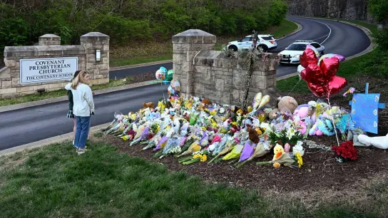 Bei Schüssen an einer Grundschule in Nashville im US-Bundesstaat Tennessee sind am Montag drei Kinder und drei Erwachsene getötet worden. (Foto: John Amis/AP/dpa)