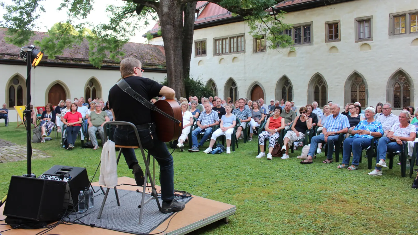 Musik im Klosterhof: Hier gab Sänger Eddy Danco im vergangenen Sommer ein Konzert. (Archivfoto: Jarah Greipel)