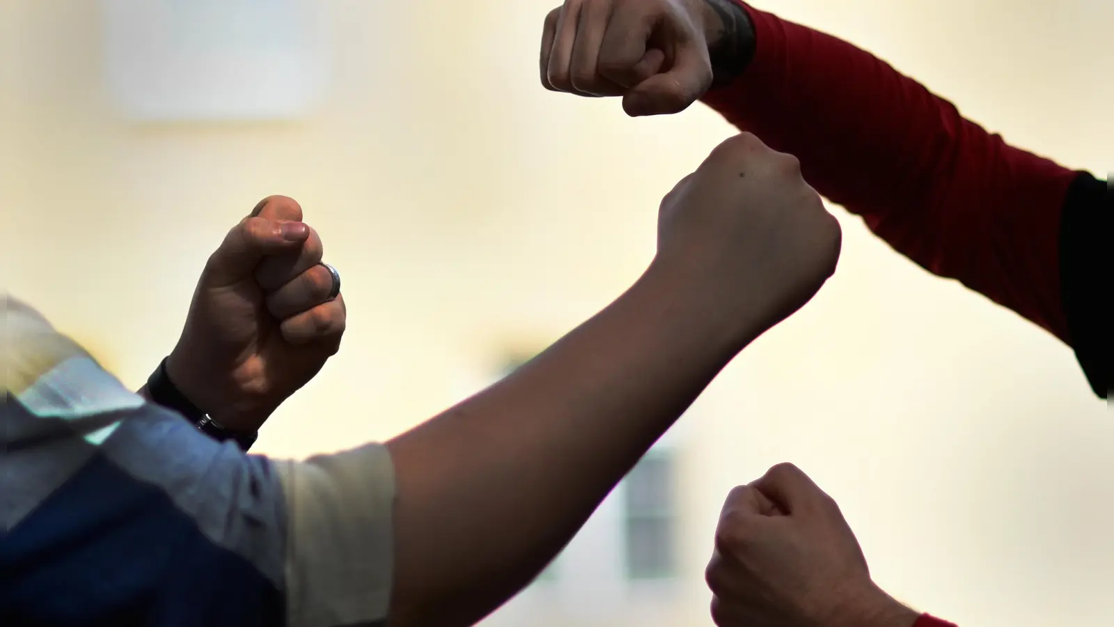 Aus einer verbalen Auseinandersetzung hat sich zwischen den Angeklagten und dem Geschädigten eine Schlägerei entwickelt. Letzterer ging dabei zu Boden und wurde mit Tritten malträtiert. (Symbolfoto: Anna Beigel)