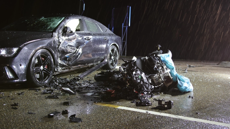 Auf der B25 zwischen Feuchtwangen und Dinkelsbühl prallte ein Motorradfahrer in die Seite eines von rechts einbiegenden Pkw.  (Foto: NEWS5 / Markus Zahn)