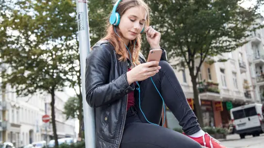 Läuft: Musikhören unterwegs macht Spaß - und daran haben die Smartphone-Apps der Streamingdienste einen nicht unerheblichen Anteil. (Foto: Christin Klose/dpa-tmn)