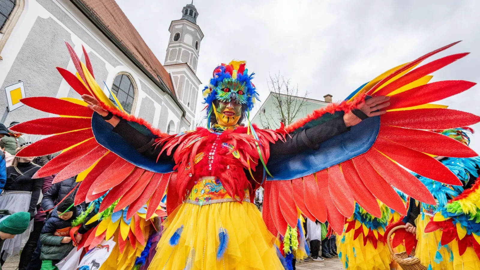 Fantasievolle Kostüme sind beim Chinesenfasching zu sehen.   (Foto: Armin Weigel/dpa)