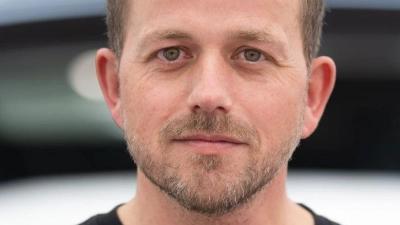 Tesla-Werksleiter André Thierig hat bei einer Betriebsratssitzung die Polizei verständigt (Archivbild). (Foto: Sebastian Gollnow/dpa)