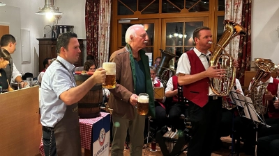 Wenn der Bieranstich glückt, wie in diesem Fall, darf die Feier beginnen.  (Foto: Ulrich Kellermann)