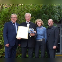 Der Sängerkreis-Vorsitzende Norbert Schmidt (von links), Ehren-Kreischorleiter Helmut Lammel, Ehefrau Ursula Lammel und der Vizepräsident des Fränkischen Sängerbundes Wolfram Brüggemann. (Foto: Andreas Frey)