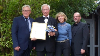 Der Sängerkreis-Vorsitzende Norbert Schmidt (von links), Ehren-Kreischorleiter Helmut Lammel, Ehefrau Ursula Lammel und der Vizepräsident des Fränkischen Sängerbundes Wolfram Brüggemann. (Foto: Andreas Frey)