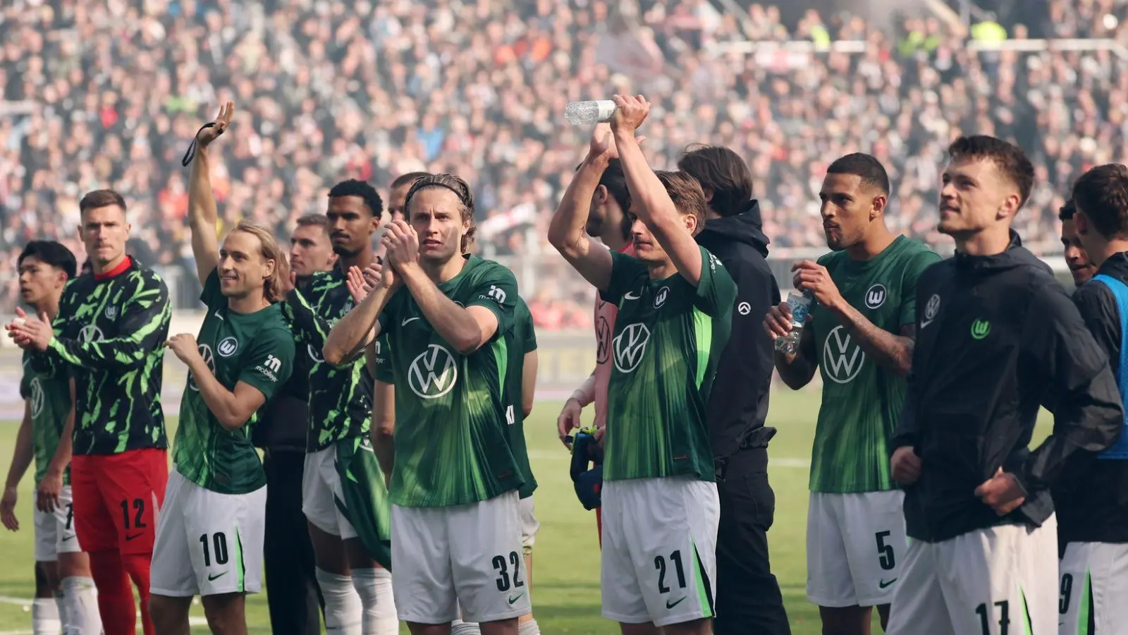 Die Spieler des VfL Wolfsburg nach dem Abstiegsduell beim FC St. Pauli.  (Foto: Christian Charisius/dpa)