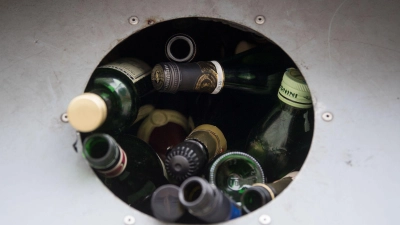Grünes Glas verträgt beigemischte Farben am besten. Blaue Flaschen kommen daher in den Grünglas-Container. (Foto: Marijan Murat/dpa/dpa-tmn)