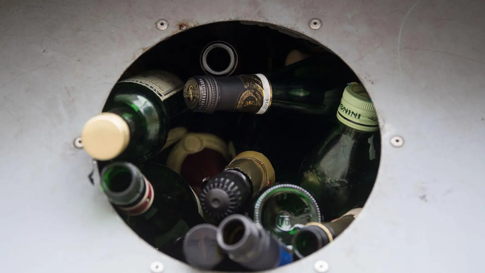 Grünes Glas verträgt beigemischte Farben am besten. Blaue Flaschen kommen daher in den Grünglas-Container. (Foto: Marijan Murat/dpa/dpa-tmn)