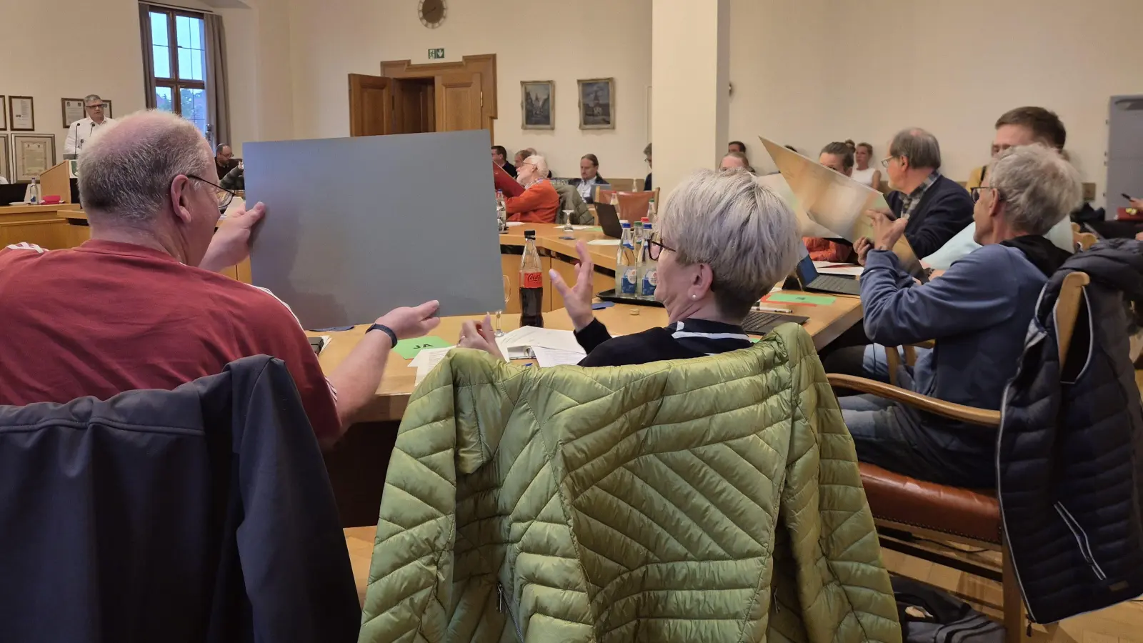 Um sich die Plattenelemente und mögliche Farben für die künftige Fassade der Markgrafenhalle besser vorstellen zu können, hatte Markus Munzinger einige Elemente mitgebracht und ließ diese um den Ratstisch wandern. (Foto: Patrick Lauer)