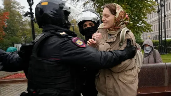 Polizisten nehmen bei Protesten in Moskau eine Frau fest. (Foto: Uncredited/AP/dpa)