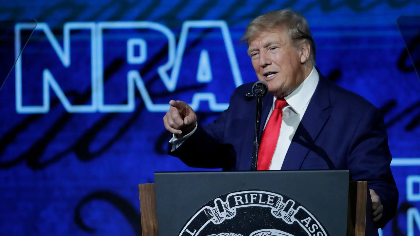 Donald Trump während seiner Rede auf der Jahrestagung der National Rifle Association. (Foto: Michael Wyke/AP/dpa)