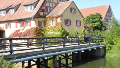 Entlang der Wörnitz reiht sich eine Mühle an die andere – wie hier die Schmalzmühle bei Röckingen. Die Gebäude erzählen eine lange Geschichte. (Foto: Walter Oberhäußer)