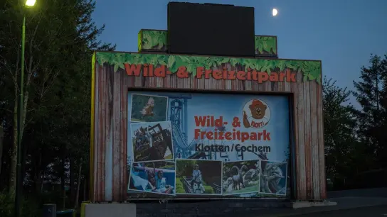 Ein Schild in der Nähe des Eingangs weist auf Ein- und Ausgang des Wild-und Freizeitparks hin. Dort ist eine Frau aus dem Saarland auf einer Achterbahn tödlich verunglückt. (Foto: Harald Tittel/dpa)