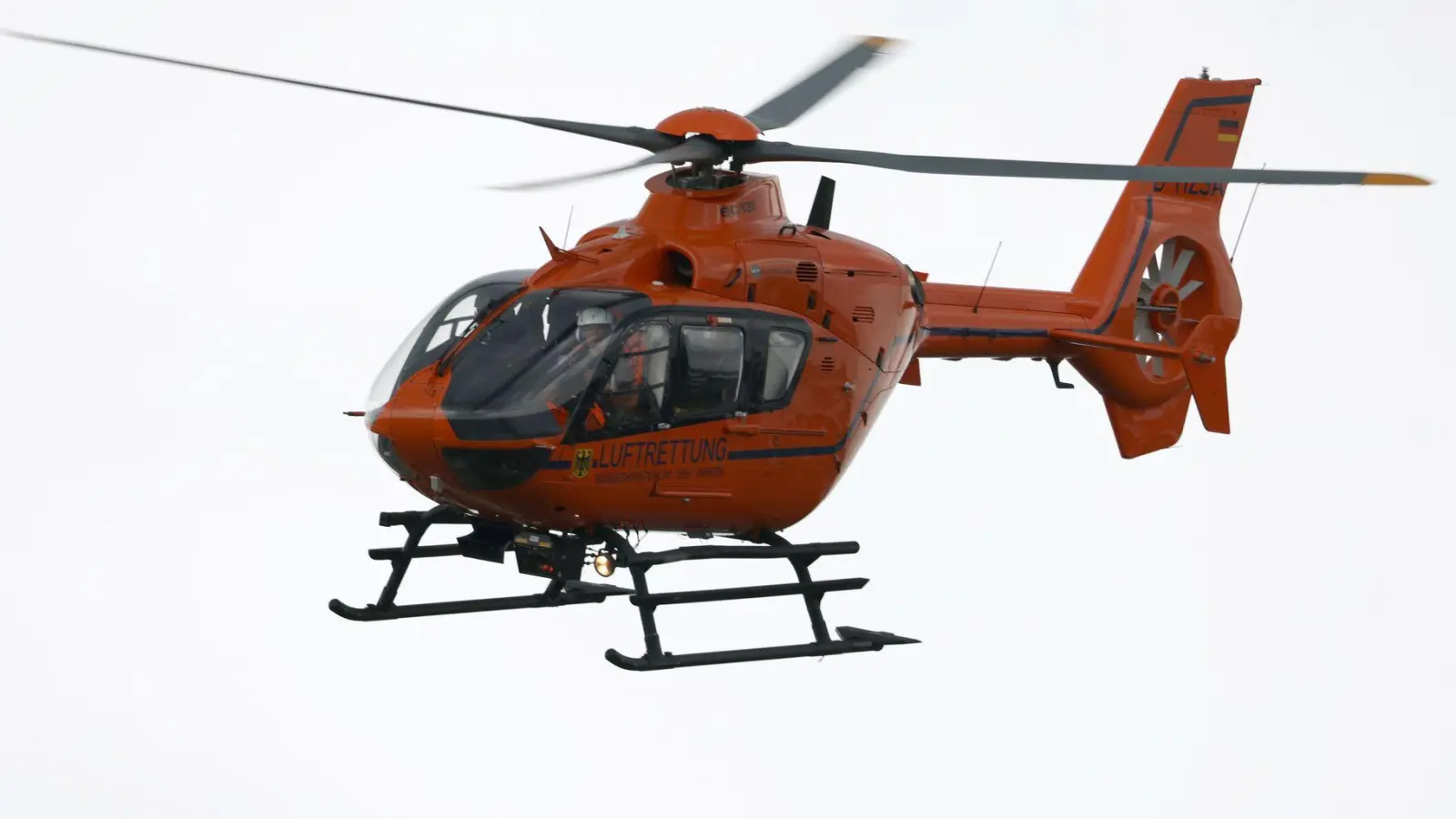 Auch zwei Rettungshubschrauber waren an der Unfallstelle im Einsatz. (Symbolbild) (Foto: Oliver Berg/dpa)