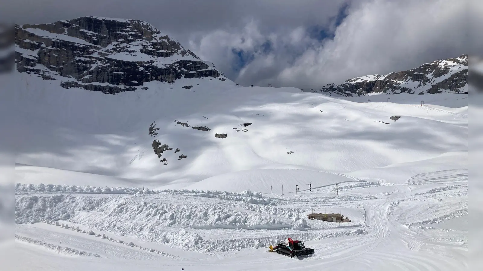 Schneedepots sollen den Start in die neue Wintersport-Saison erleichtern. (Foto: Sabine Dobel/dpa)