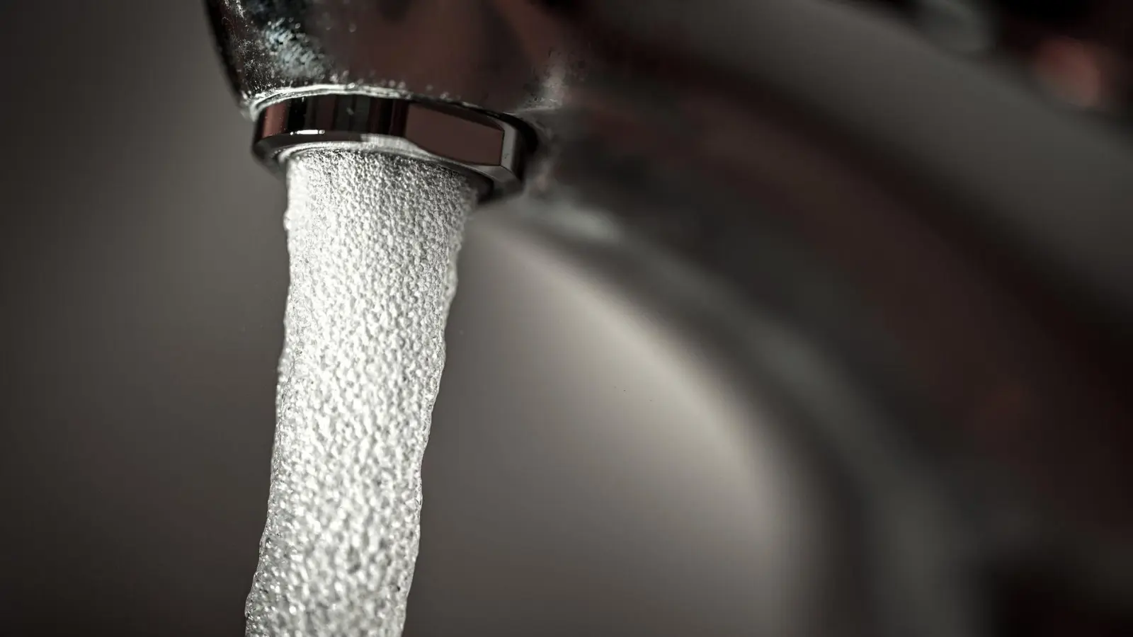 Im Landkreis Würzburg wurden E.Coli-Bakterien im Leitungswasser festgestellt. (Symbolbild) (Foto: Felix Kästle/dpa)