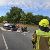 Bei einem Unfall bei Losaurach wurde eine Motorradfahrerin schwer verletzt. (Foto: Rainer Weiskirchen/Feuerwehren im Landkreis Neustadt/Aisch-Bad Windsheim)