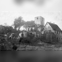 Rares fotografisches Zeugnis: Dem Kirchturm fehlte nach dem Brand die Spitze.  (Repro: Josef Seybold)