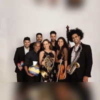 Bringen klassische Musik und kubanische Rhythmen zusammen: Sarah Willis, Hornistin der Berliner Philharmoniker, und ihr Ensemble Sarahbanda. Veranstaltet wird das Programm „Kubanische Nacht“ vom Fränkischen Sommer als Nachholkonzert. Am Sonntag um 19 Uhr, im Kur- und Kongress-Center Bad Windsheim. (Foto: Sebastian Hänel)