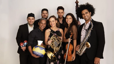 Bringen klassische Musik und kubanische Rhythmen zusammen: Sarah Willis, Hornistin der Berliner Philharmoniker, und ihr Ensemble Sarahbanda. Veranstaltet wird das Programm „Kubanische Nacht“ vom Fränkischen Sommer als Nachholkonzert. Am Sonntag um 19 Uhr, im Kur- und Kongress-Center Bad Windsheim. (Foto: Sebastian Hänel)