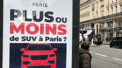 Die Pariser Bevölkerung kann bei einer Befragung entscheiden, ob es zur Verdreifachung der Parkgebühren auf öffentlichen Parkplätzen für die schweren Stadtgeländewagen kommen soll. (Foto: Michael Evers/dpa)