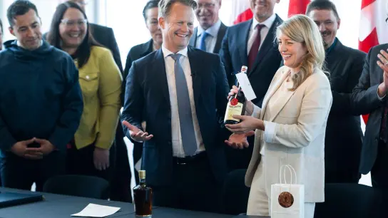 Jeppe Kofod (M), Außenminister von Dänemark, und Mélanie Joly (r), Außenministerin von Kanada. (Foto: Justin Tang/The Canadian Press/AP/dpa)