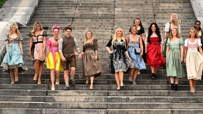 Beim Dirndl-Gipfel in München wurde die aktuelle Wiesn-Mode präsentiert. (Foto: Felix Hörhager/dpa/dpa-tmn)