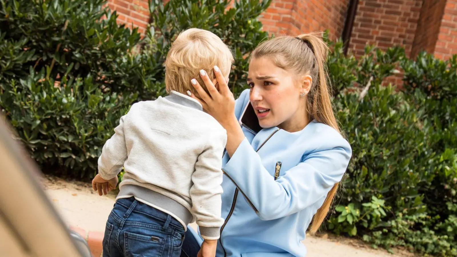 Das Kind wirkt nach dem Sturz auf den Kopf benommen? Das könnte für eine Gehirnerschütterung sprechen.  (Foto: Christin Klose/dpa-tmn)