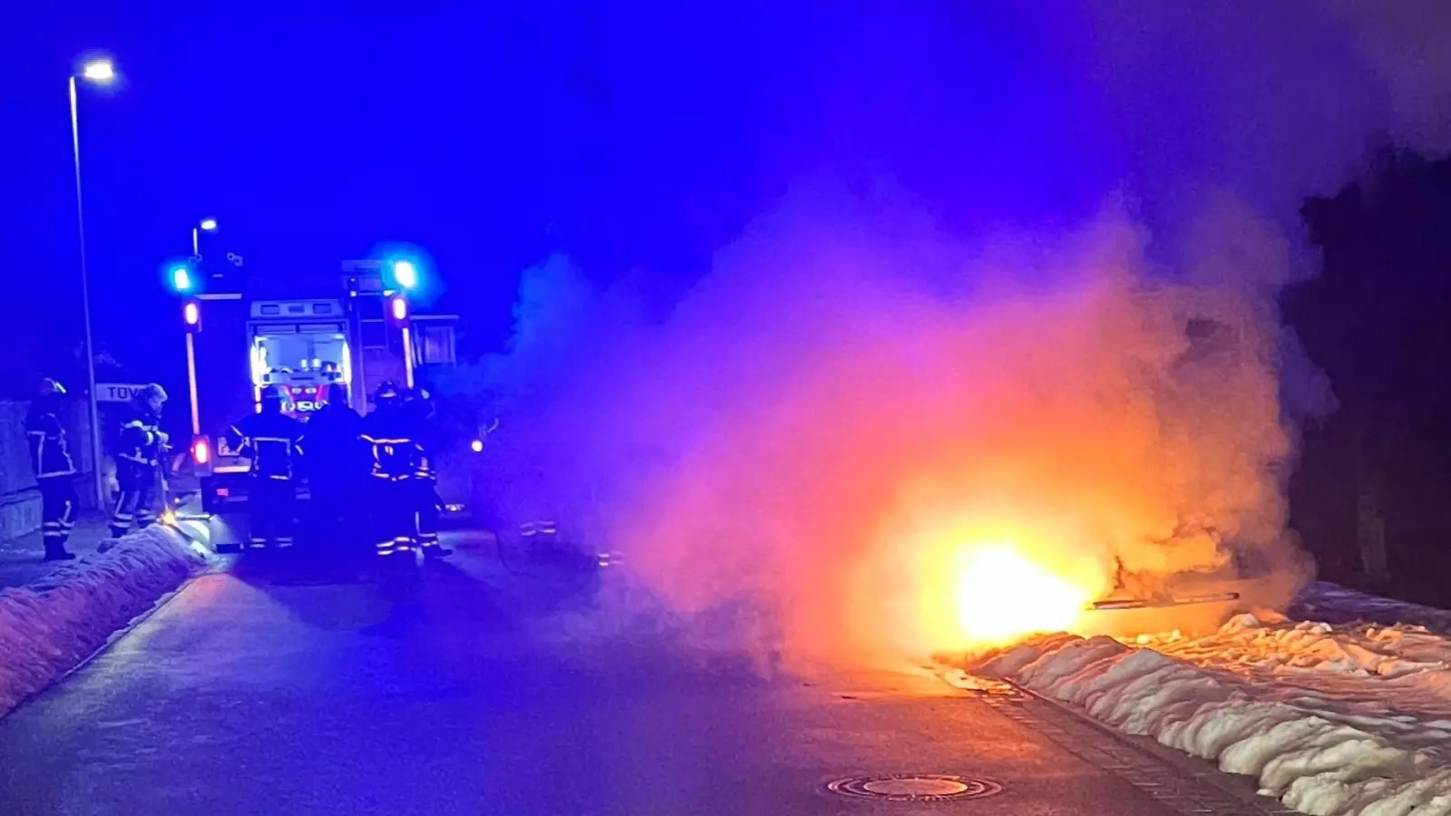 Beim Eintreffen der ersten Feuerwehrkräfte stand der Transporter bereits lichterloh in Flammen. (Foto: Feuerwehr Uffenheim)