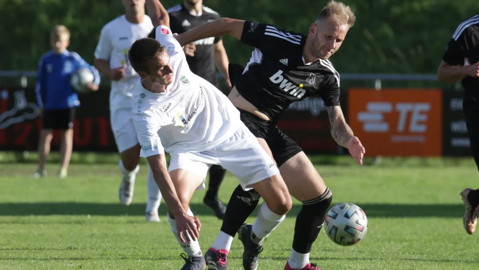 In Schieflage gerieten die Ansbacher (links Lukas Oberseider) im Pokalspiel gegen den TuS Feuchtwangen (rechts Steven Bartels) nur selten. (Foto: Markus Zahn)