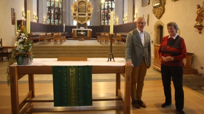 Dekan Dr. Matthias Büttner und Pfarrerin Elisabeth Küfeldt haben für die Aufzeichnung des TV-Gottesdienstes eigens eine Dialogpredigt vorbereitet. Sie hoffen auf möglichst viele Besucherinnen und Besucher am Sonntag. (Foto: Robert Maurer)