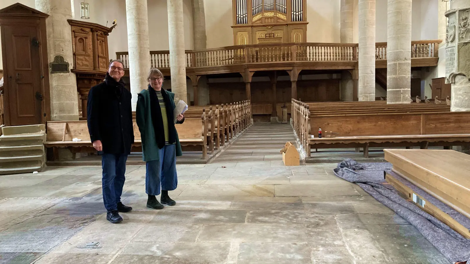 Hier stehen Gäste- und Pilgerseelsorger Pfarrer Dr. Oliver Gußmann und Pfarrerin Dorothea Bezzel noch in der etwas leeren Kirche – das wird ab diesem Wochenende wieder anders sein. (Foto: Clarissa Kleinschrot)