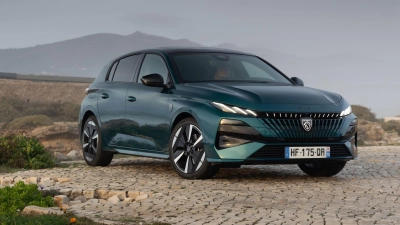 Facelift: Die aufgefrischte Frontpartie des Peugeot 308 kommt mit einer stark veränderten Lichtsignatur und beleuchtetem Löwenlogo. (Foto: Peugeot/dpa-tmn)