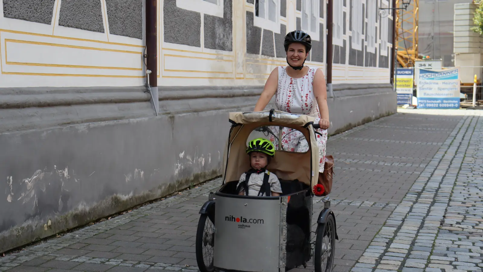 Mit dem Lastenrad legt Constanze Osiander gemeinsam mit ihrem Sohn viele kürzere Strecken zurück. Beim Reisen setzt sie oft auf die Bahn. (Foto: Antonia Müller)