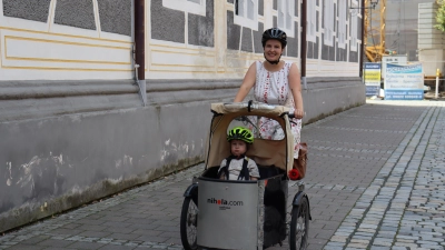 Mit dem Lastenrad legt Constanze Osiander gemeinsam mit ihrem Sohn viele kürzere Strecken zurück. Beim Reisen setzt sie oft auf die Bahn. (Foto: Antonia Müller)