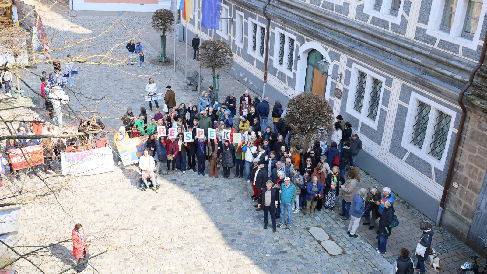 Ein Zeichen gegen Hass, Ausgrenzung und rechtsextreme Ideologien setzte eine Demonstration auf dem Montgelasplatz. (Foto: Alexander Biernoth)