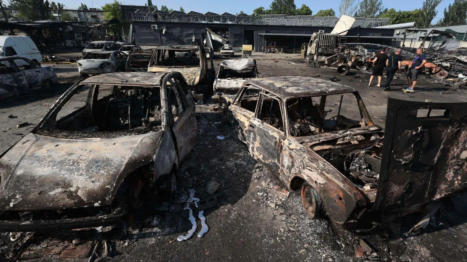 Immer wieder wird auch Saporischschja zum Ziel der russischen Streitkräfte. (Foto: Kateryna Klochko/AP/dpa)