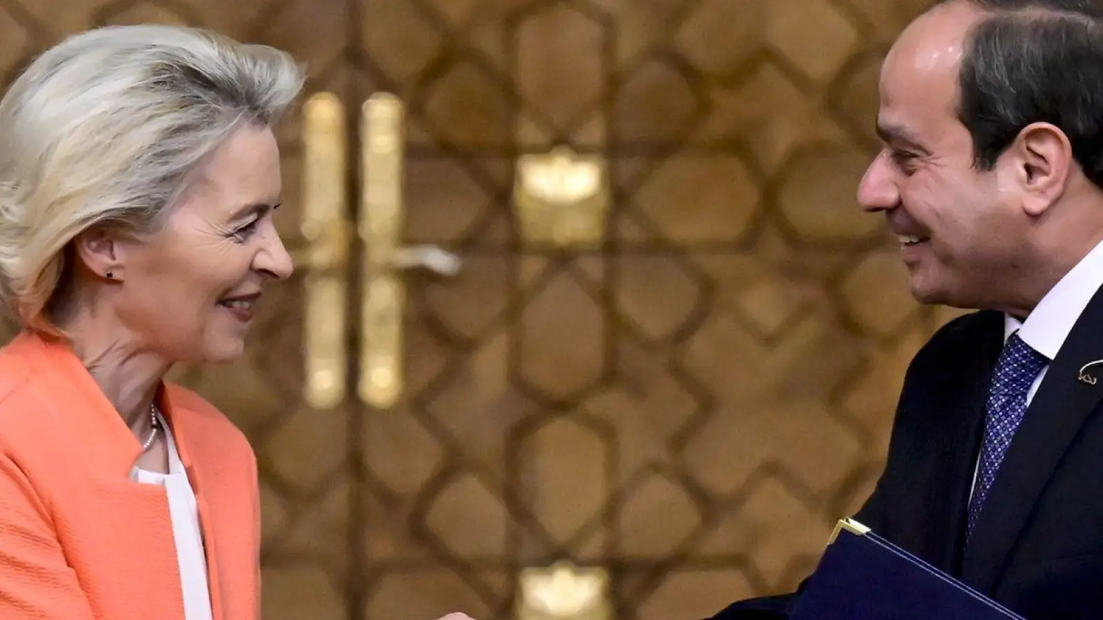 Handschlag in Kairo: EU-Kommissionspräsidentin Ursula von der Leyen und der ägyptische Präsident Abdel Fattah al-Sisi besiegeln eine neue „umfassende und strategische Partnerschaft“. (Foto: Dirk Waem/Belga/dpa)