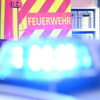 Die Löscharbeiten liefen am Abend noch (Illustration). (Foto: Bernd Weißbrod/dpa)