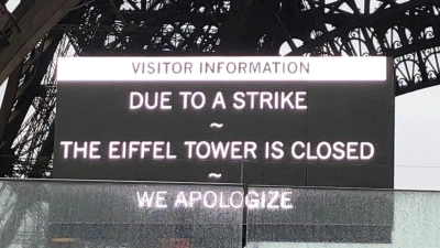 Ein Schild informiert, dass der Eiffelturm wegen Streiks geschlossen ist. (Foto: Michael Evers/dpa)