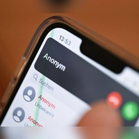Achtung! Wenn jetzt von einem plötzlichen Notfall am Telefon die Rede ist und Geld gefordert wird, ist Vorsicht angesagt. (Foto: Bernd Weißbrod/dpa/dpa-tmn)