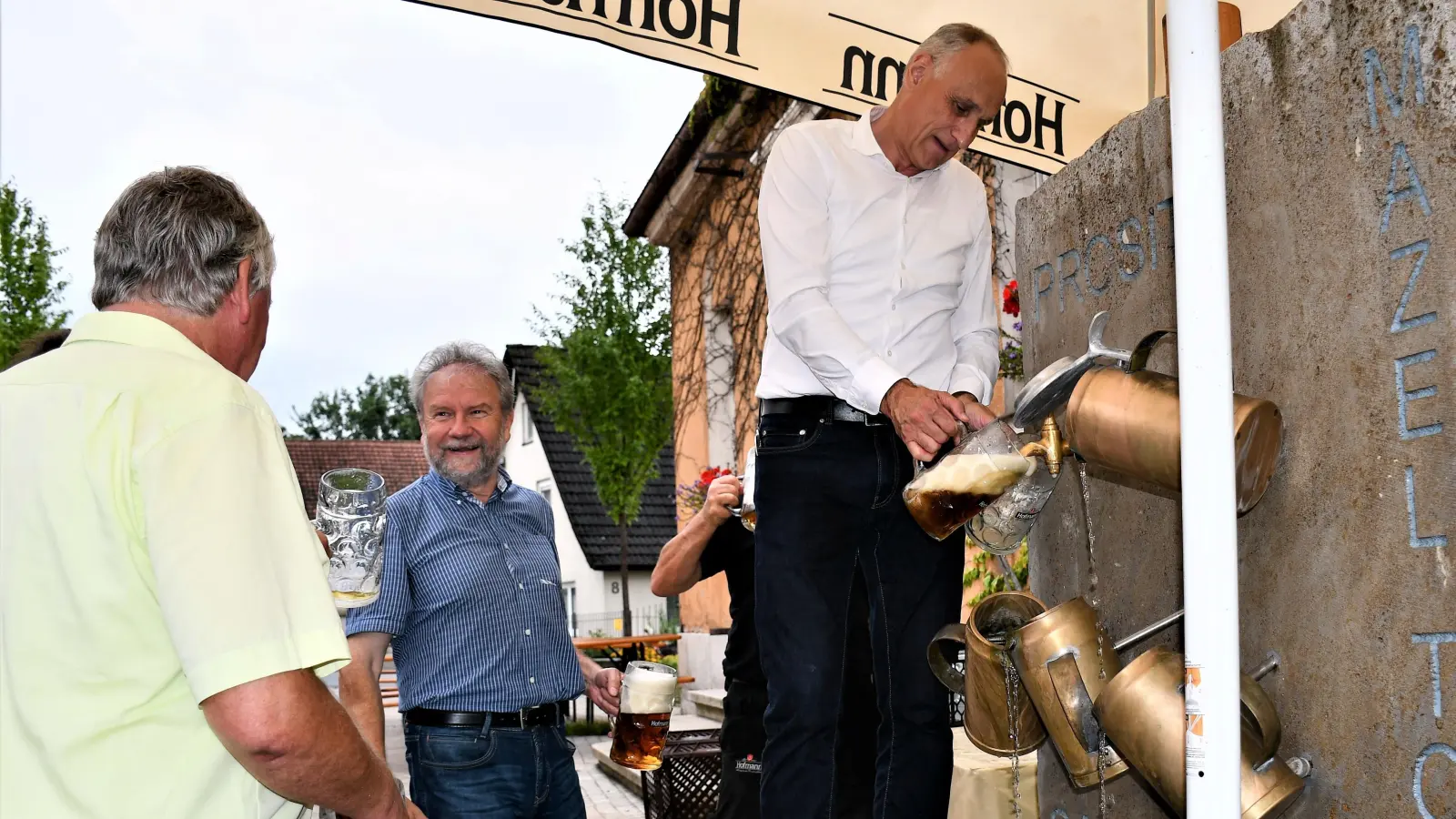 Muss ein Bürgermeister jeden Bieranstich selbst machen? Diese Frage warf Klaus Nirsberger in den Raum. Gerhard Eichner (Mitte) nahm diese Termine jedenfalls zuverlässig wahr. (Archivfoto: Gudrun Schwarz)