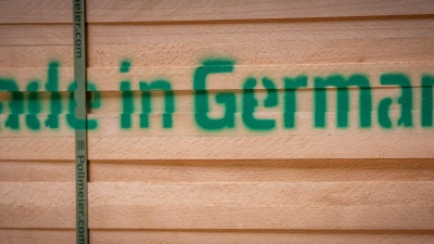 Die höheren US-Zölle setzen die exportorientierte deutsche Wirtschaft unter Druck. (Symbolbild) (Foto: Jens Büttner/dpa)