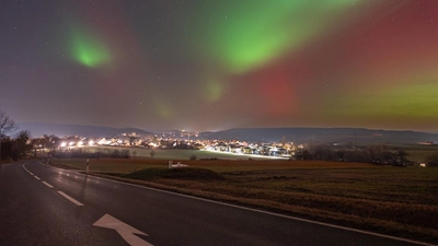 Grün-rot schimmern die Lichter und erhellen die Straße von Diespeck Richtung Dettendorf. (Foto: Mirko Fryska)
