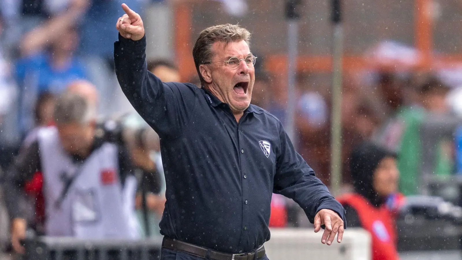 Aus beim VfL: Nach dem Zweitliga-Fehlstart muss Trainer Hecking gehen (Foto: David Inderlied/dpa)